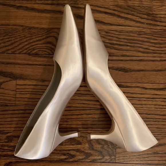 Dyables Gala White Satin Closed Toe Heel - Picture 9 of 9